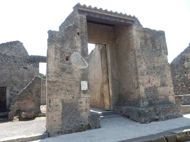 II.2.2 Pompeii. June 2012. Entrance doorway on Via dell’ Abbondanza, looking west. Photo courtesy of Michael Binns.