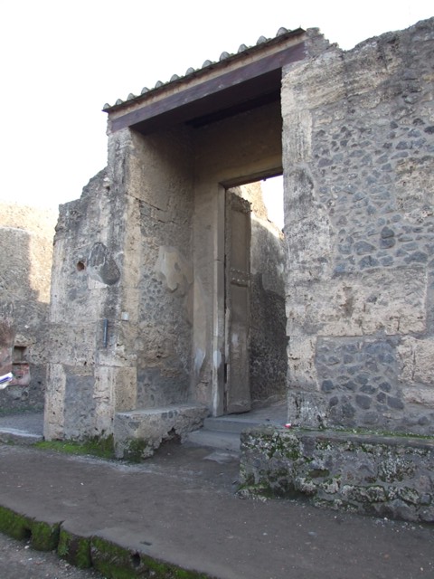 II.2.2 Pompeii. December 2007. Entrance vestibule with benches on either side.