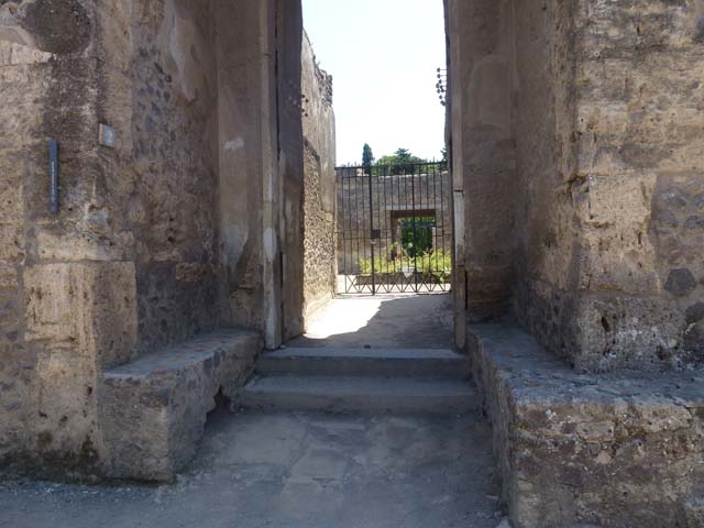 II.2.2 Pompeii. December 2005. Room 1, atrium. Looking south across atrium, impluvium and fountain. According to Jashemski, Spinazzola said the space between the walls had been lined in wood and would have formed a permanent planting box. The impluvium had been bordered by a low, double masonry wall, covered with marble on the outside. See Jashemski, W. F., 1993. The Gardens of Pompeii, Volume II: Appendices. New York: Caratzas. (p.78)