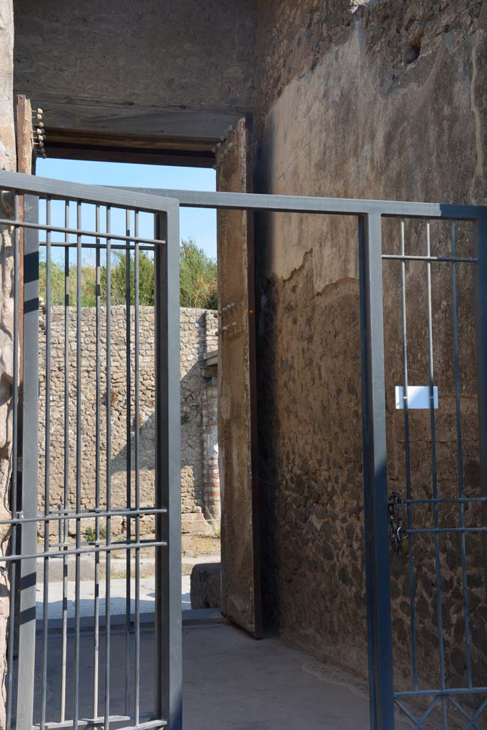 II.2.2 Pompeii. July 2017. Looking north from atrium towards east side of entrance corridor.
Foto Annette Haug, ERC Grant 681269 DÉCOR.

