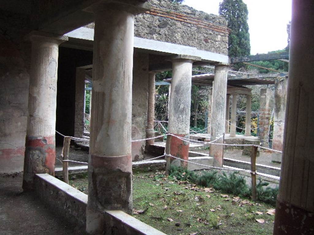 II.2.2 Pompeii. December 2005. Looking south-east across pseudoperistyle area “g”towards garden.