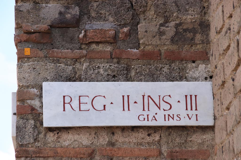 II.111 Pompeii. October 2022. Location sign on Via dell’Abbondanza, saying this was originally Insula VI. Photo courtesy of Klaus Heese