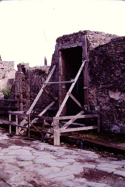 II.3.3 Pompeii, 1982 or 1983. Looking towards entrance doorway on south side of Via dell’Abbondanza.   
Source: The Wilhelmina and Stanley A. Jashemski archive in the University of Maryland Library, Special Collections (See collection page) and made available under the Creative Commons Attribution-Non Commercial License v.4. See Licence and use details. J80f0461
