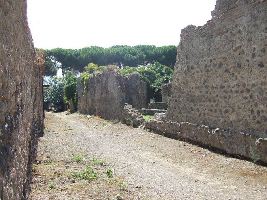 II.4 Pompeii. September 2005.      Roadway looking south.                II.3.4
