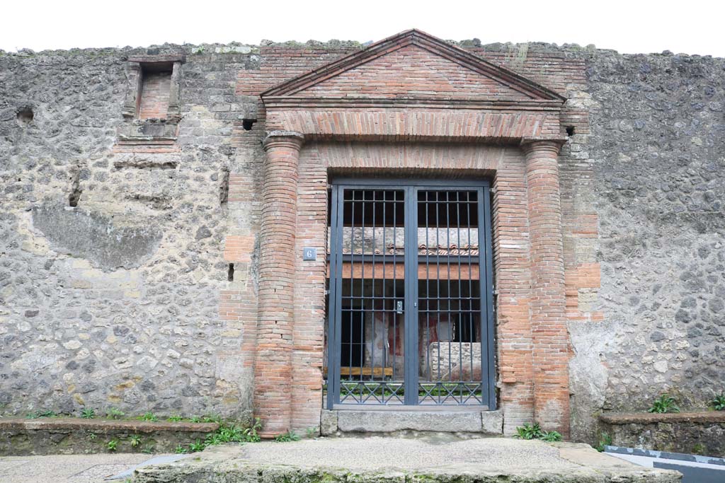 II.4.6 Pompeii. December 2018. 
Entrance doorway with upper niche/recess on left of doorway, and bench on right of doorway. Photo courtesy of Aude Durand.
