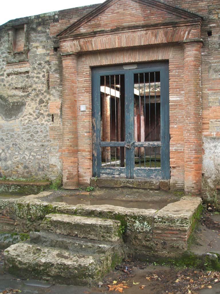 II.4.6 Pompeii. December 2004. Main entrance to the house at II.4.6 on Via dell’ Abbondanza.