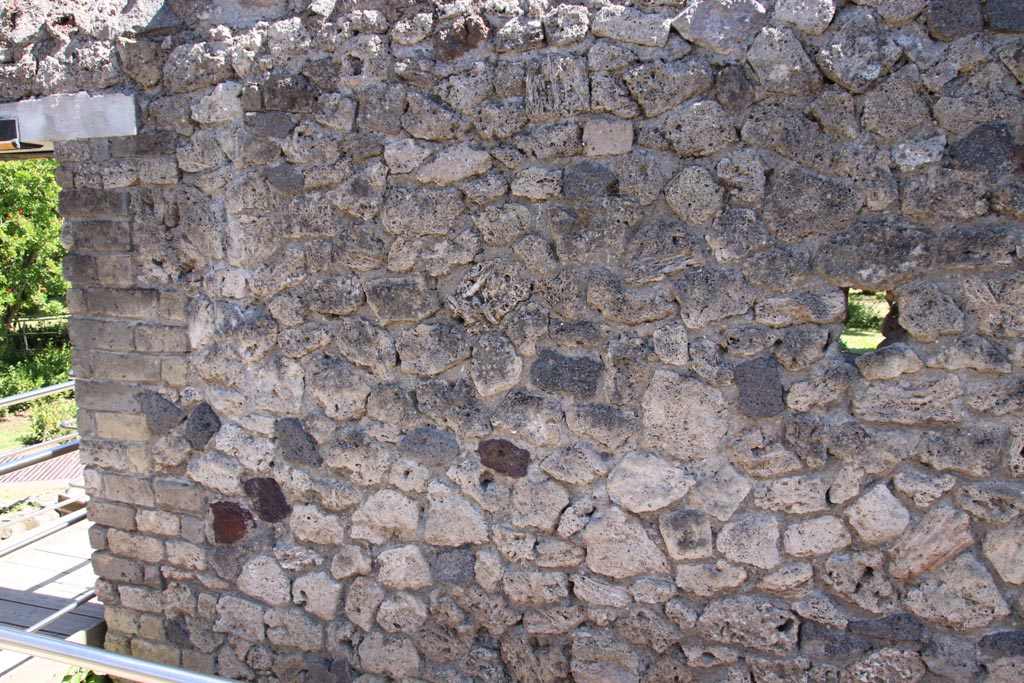 II.4.6 Pompeii. May 2024. Detail of south wall on west side of doorway into garden, leading to II.4.9. Photo courtesy of Klaus Heese.