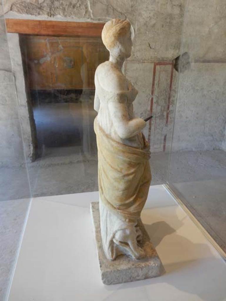 II.9.4, Pompeii. May 2018. Right side of marble statue of Venus with traces of painting.
Archaeological Park of Pompeii, inv. no. 37999.
Photo courtesy of Buzz Ferebee. 

