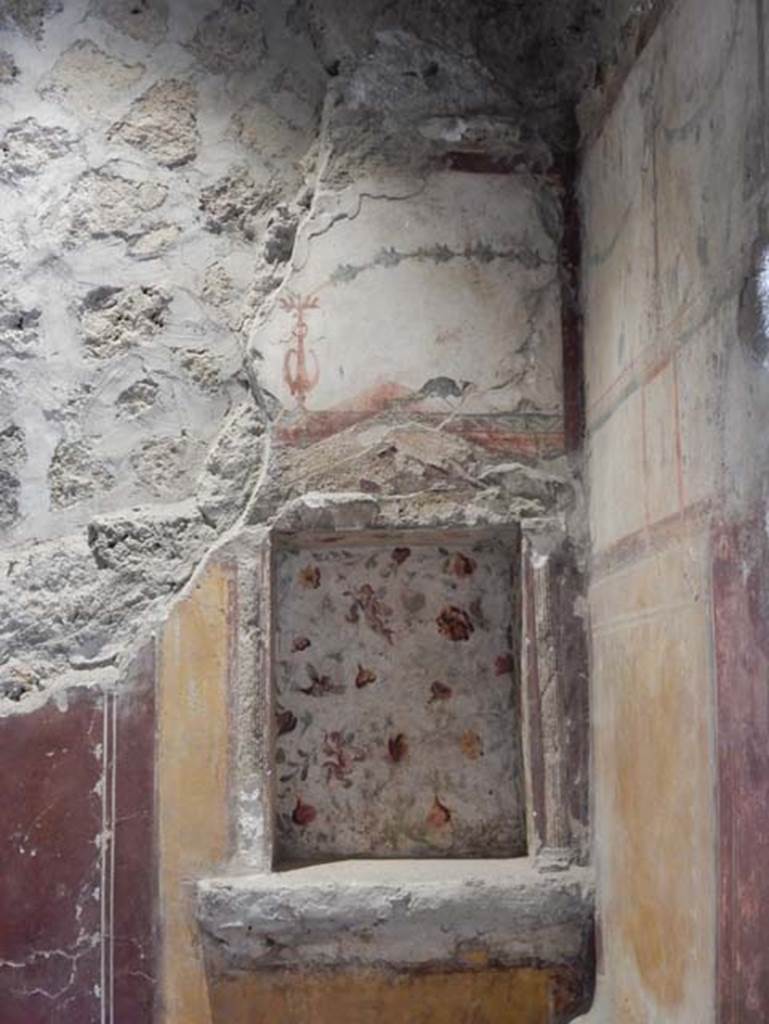 II.9.4, Pompeii. May 2018. Room 6, floral lararium on east end of north wall of cubiculum.
Photo courtesy of Buzz Ferebee. 
