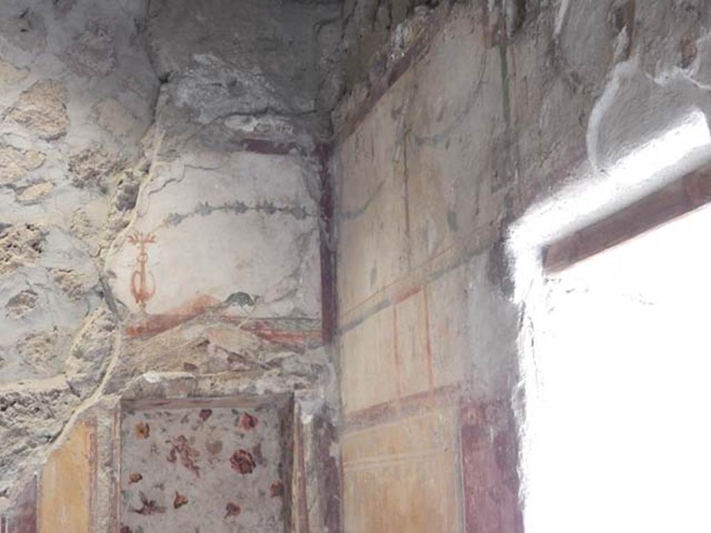 II.9.4, Pompeii. May 2018. Room 6, north-east corner, with window on east wall.
Photo courtesy of Buzz Ferebee. 

