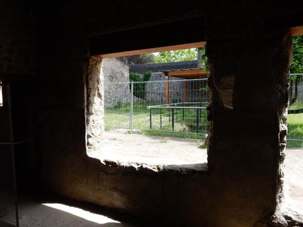 II.9.4, Pompeii. May 2018. Room 5, window to garden area in east wall. Photo courtesy of Buzz Ferebee. 

