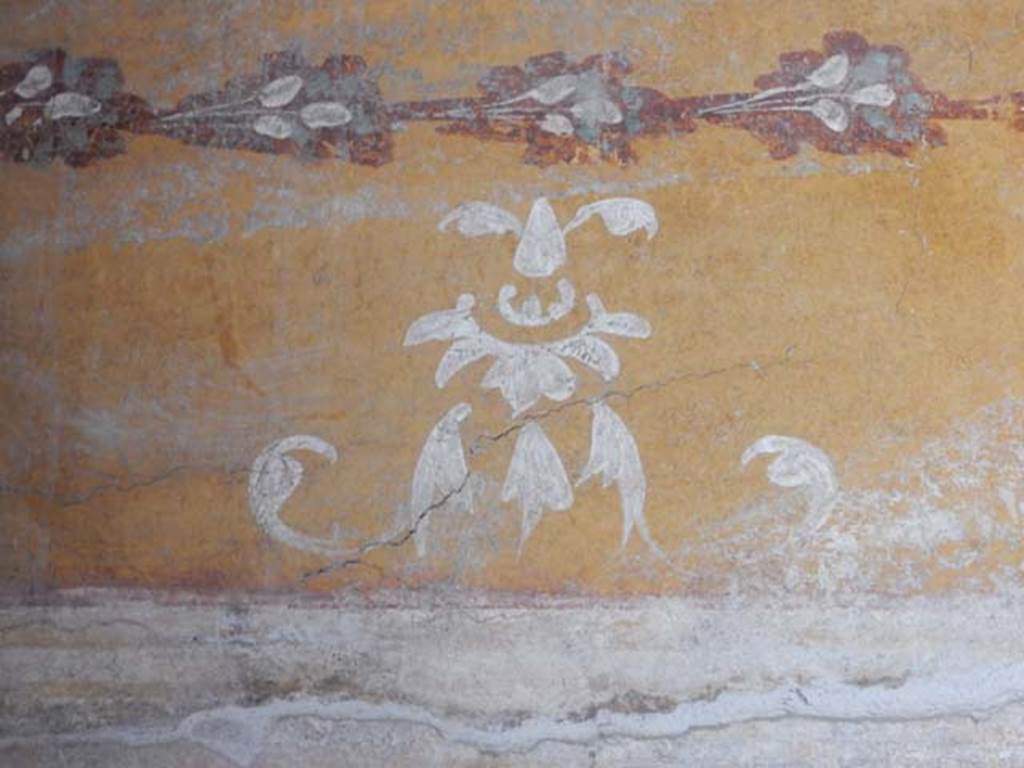 II.9.4, Pompeii. May 2018. Room 8, detail from upper east end of south wall. Photo courtesy of Buzz Ferebee