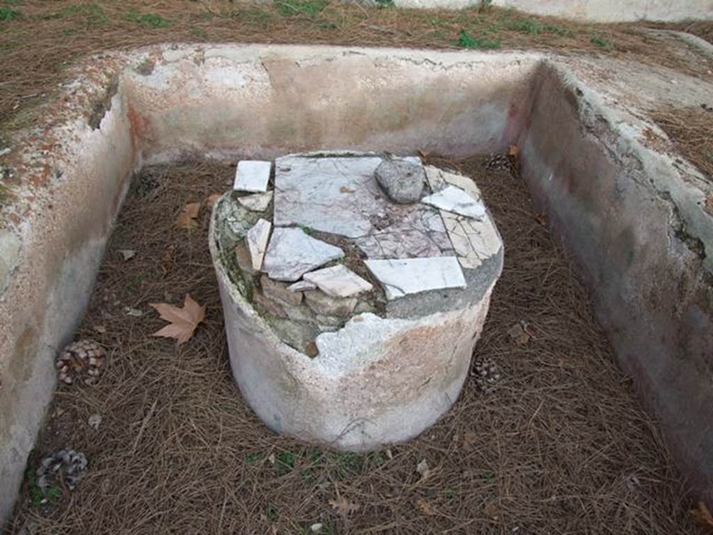II.9.4 Pompeii. December 2007.   Garden area.  Marble and plaster covered round table in centre of triclinium.
