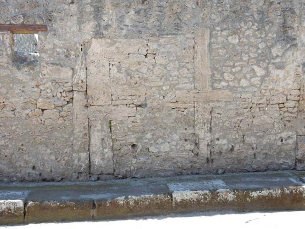 II.9.4/3, Pompeii. May 2018. Exterior façade on east side of Via di Nocera. Photo courtesy of Buzz Ferebee. 