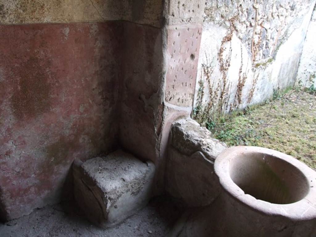II.9.5 Casa del Triclinio all’ aperto.  December 2007.  Room 6.  Peristyle at rear of property.  Vat or cistern mouth and small square stone block.