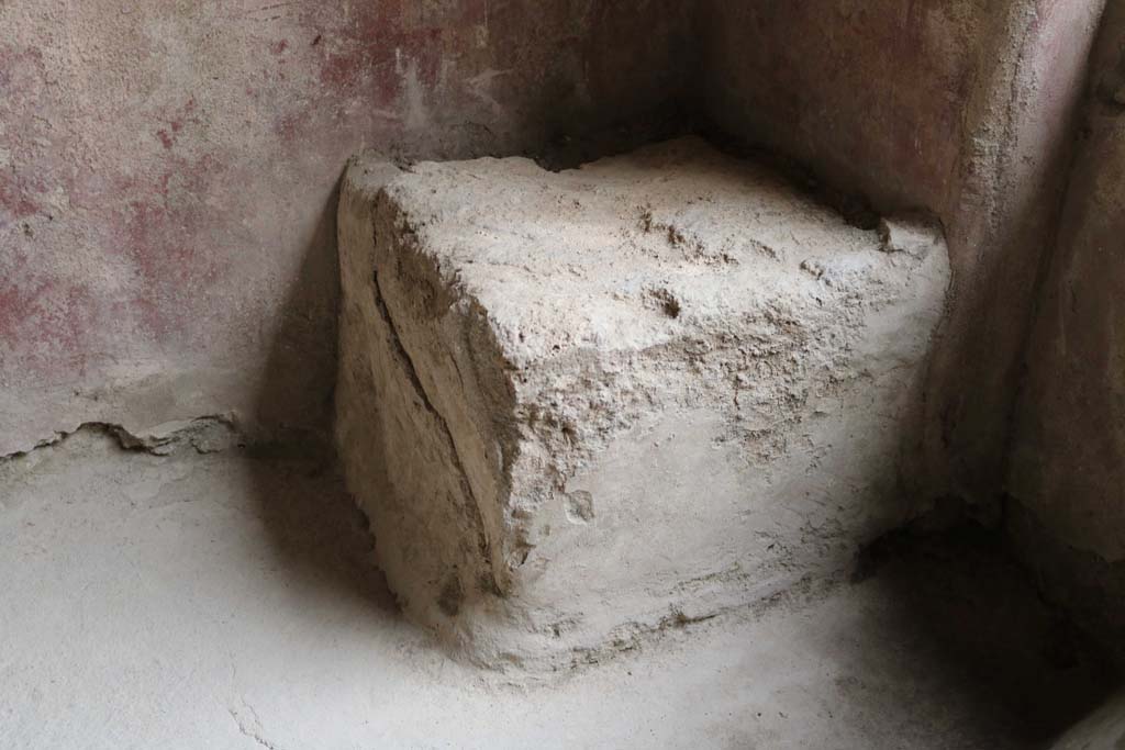 II.9.5 Pompeii. December 2018. 
Peristyle 6, detail of small square stone block in south-west corner of peristyle. Photo courtesy of Aude Durand.

