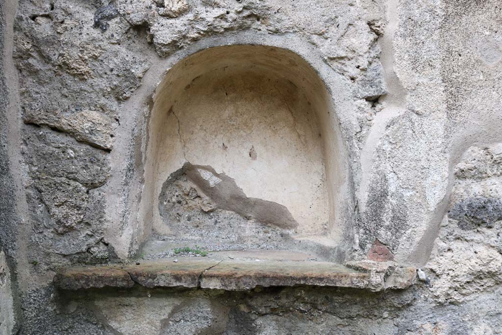 II.9.5 Pompeii. December 2018. Detail of niche set into north wall. Photo courtesy of Aude Durand.
