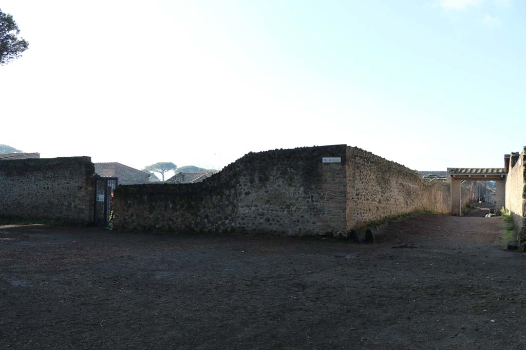 II.9.7 Pompeii. December 2018. 
Entrance doorway to garden, on left, in north-east corner of insula II.9, with Via di Castricio, on right. Photo courtesy of Aude Durand.
