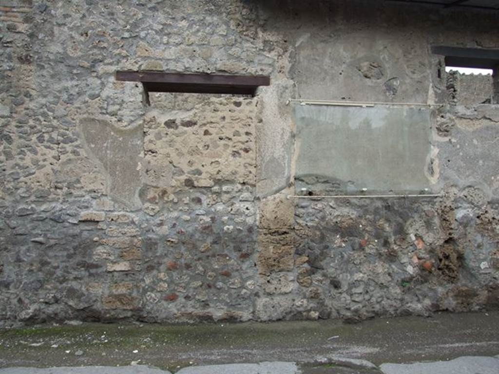 III.4.1 Pompeii. December 2007. Front exterior wall with blocked doorway to steps to upper floor. On the west side of the blocked doorway, between III.4.1 and 2, were found CIL IV 7679 and 7680.
The small amount of plaster remaining on the left of the blocked doorway marks the spot. See Varone, A. and Stefani, G., 2009. Titulorum Pictorum Pompeianorum, Rome: Lerma di Bretschneider, (p.254)
According to Epigraphik-Datenbank Clauss/Slaby (See www.manfredclauss.de), these read as -
Gavium  aed(ilem) 
 Marcellus  Praenestinam  amat 
 Et  non  curatur       [CIL IV 7679]
L(ucium)  C(aecilium)  C(apellam)  IIvir(um)       [CIL IV 7680]

