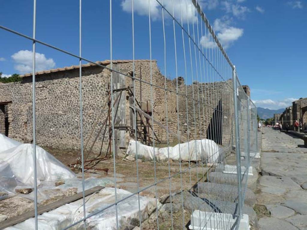 III.4.1 Pompeii. September 2015. Looking east across Vicolo di Ifigenia towards west wall being restored.