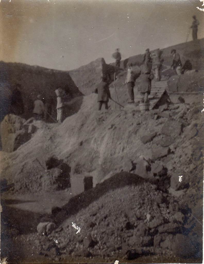 III.4.3  Pompeii. November 1917. Garden. A note on the photo says (in Italian): “View of the excavation with garden and small pilaster of the statue of marble discovered. November 1917. Photo courtesy of Drew Baker.
