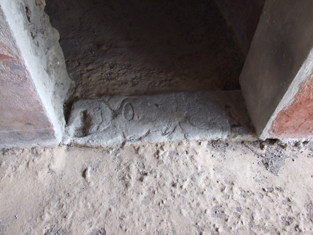 III.4.b. Pompeii.  March 2009.  Room 4.  Exedra. Upper west wall.