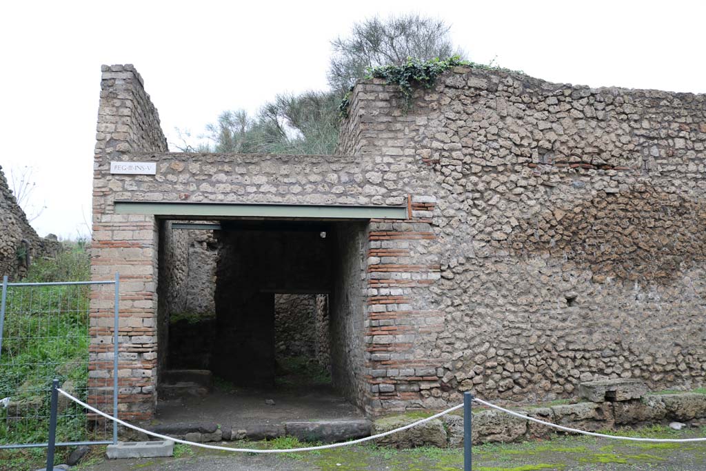 III.5.1 Pompeii. December 2018. Entrance doorway on north side of Via dellAbbondanza. Photo courtesy of Aude Durand