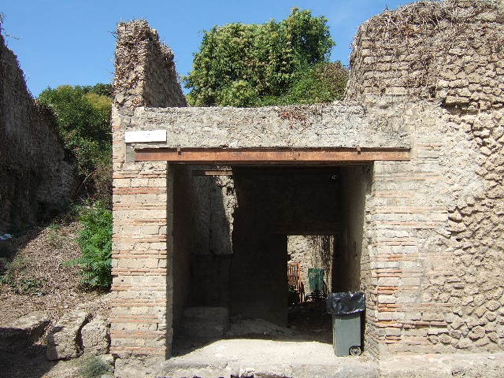 III.5.1 Pompeii. September 2005. Entrance and upper floor. The original faade of this shop was shaken by the bomb that fell across the Via dellAbbondanza at the north-east corner of II.1.  According to Della Corte this used to have an ample balcony.  On the red plasterwork of a pilaster on the balcony was a long graffito, CIL IV 8873.  According to Epigraphik-Datenbank Clauss/Slaby (See www.manfredclauss.de), it read -
{H}Omnes nego deos vinca(t) vinca(t) pantorgana Tal() 
cit(h)ar(o)edus cantat Apol(l)o tibicina nempe ego 
Came(l)o(p)ardus (h)abet cor ut Achille(s) ob clar{r}ita(tem) 
sum rabid(a) ia(m) Volcanus e(m) medicina est       [CIL IV 8873]
Three electoral recommendations were also found here, one to the left and two to the right of the entrance naming Pascius Hermes.
A(ulum) Vettium aed(ilem) / Pascius faci[t]   [CIL IV 7718] 
Firmum aed(ilem) / Pascius facit   [CIL IV 7721]
(rogat) (Pascius) Hermes   [CIL IV 7722].
See Della Corte, M., 1965.  Case ed Abitanti di Pompei. Napoli: Fausto Fiorentino. (p. 368)
According to Epigraphik-Datenbank Clauss/Slaby (See www.manfredclauss.de), these read -
A(ulum)  Vettium  aed(ilem) 
Pascius  faci[t]      [CIL IV 7718]
Firmum  aed(ilem) 
Pascius  facit      [CIL IV 7721]
A(ulum)  Settium  Verum 
aed(ilem)  d(ignum)  r(ei)  p(ublicae)  o(ro)  v(os)  f(aciatis)  Hermes.    [CIL IV 7722]
According to Varone and Stefani, on the west pilaster (left) were CIL IV 7717, 7718 and 7719.  On the east of the entrance (on the right) were CIL IV 7720, 7721, 7722 and 7723.  See Varone, A. and Stefani, G., 2009. Titulorum Pictorum Pompeianorum, Rome: Lerma di Bretschneider, (p.277)
According to Epigraphik-Datenbank Clauss/Slaby (See www.manfredclauss.de), they read as 
L(ucium)  C(eium)  S(ecundum)  IIv(irum)  i(ure)  d(icundo)      [CIL IV 7717]
Capell[am      [CIL IV 7719]
C(aium)  C(alventium)  S(ittium)  M(agnum)  IIv(irum)      [CIL IV, 7720]
L(ucium)  Albucium  a[ed(ilem)      [CIL IV 7723]
