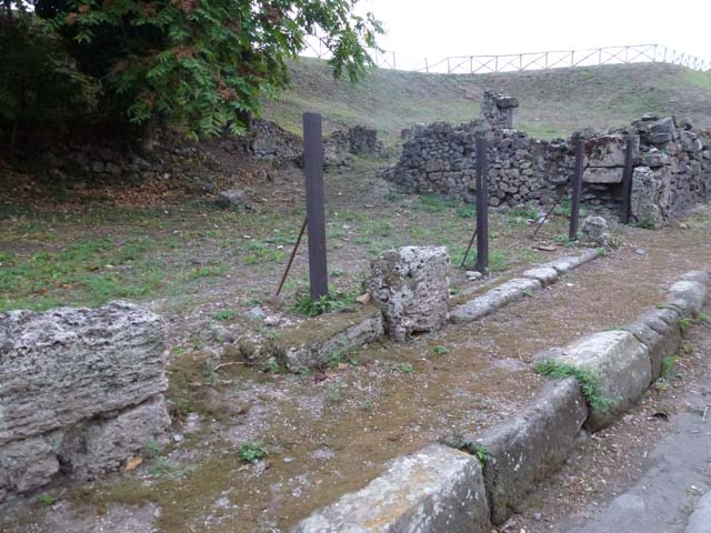 III.10.5 Pompeii.  May 2006.  Entrance with remains of threshold.