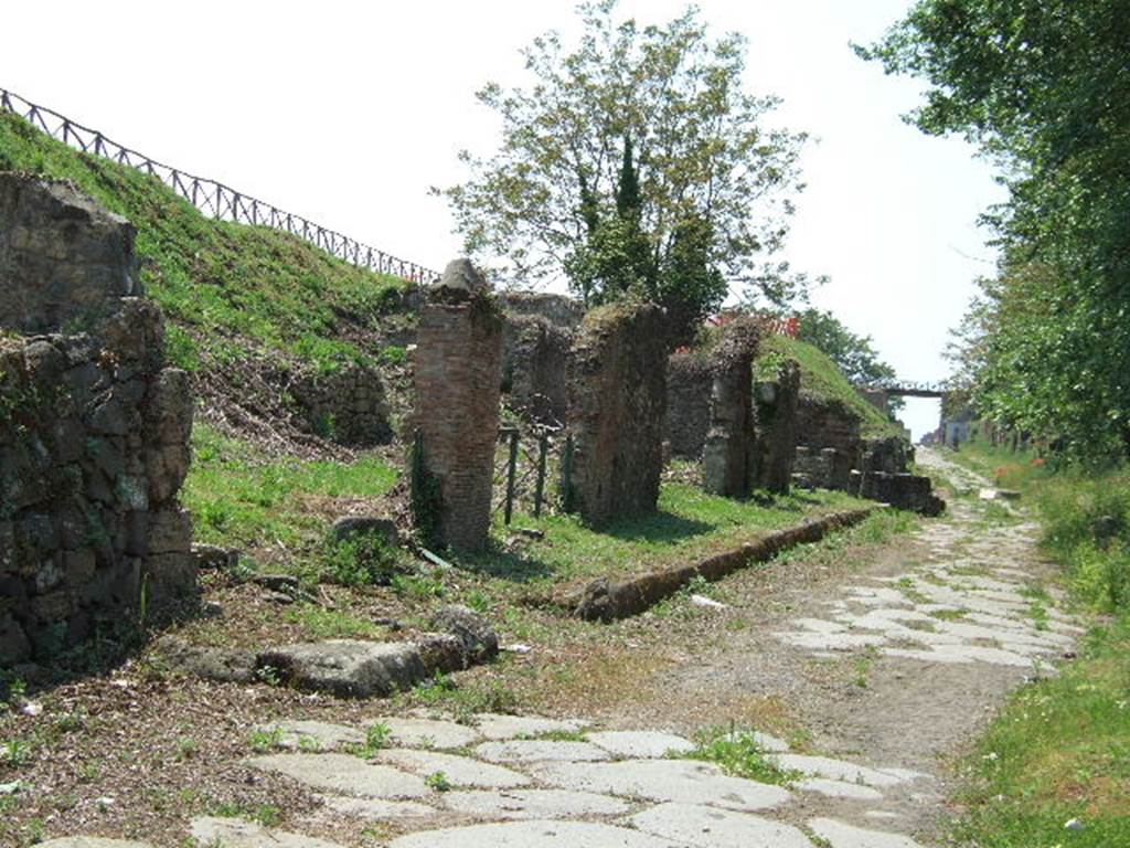 III.11.7 Pompeii.. May 2006. Entrance to blocked vicolo and III.11.7 on left. III.11.6 entrance with lowered kerb, and view across Insula III.11 on Via di Nola.