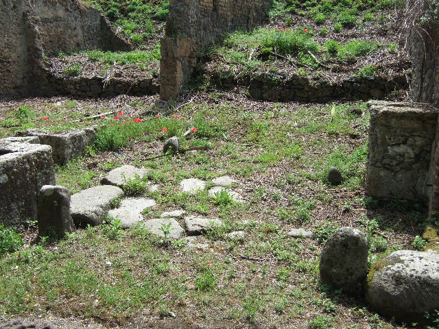 III.11.a Pompeii. May 2006.  East wall in small vicolo leading south, with a window into a rear room.