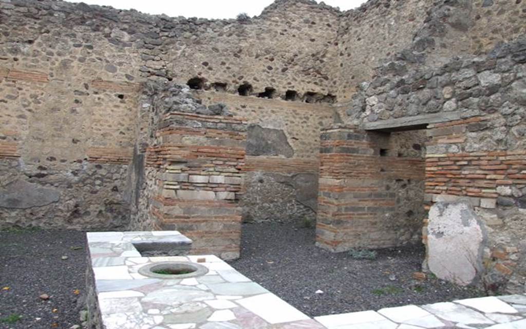 V.1.1 Pompeii.  December 2007.  Looking north east to rear rooms.