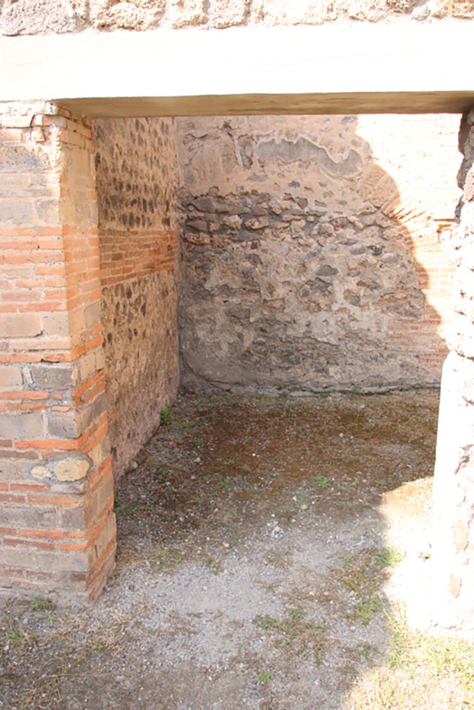 V.1.2 Pompeii.  Shop.  December 2007.  North wall with kitchen and latrine on the left and room with window on the right.