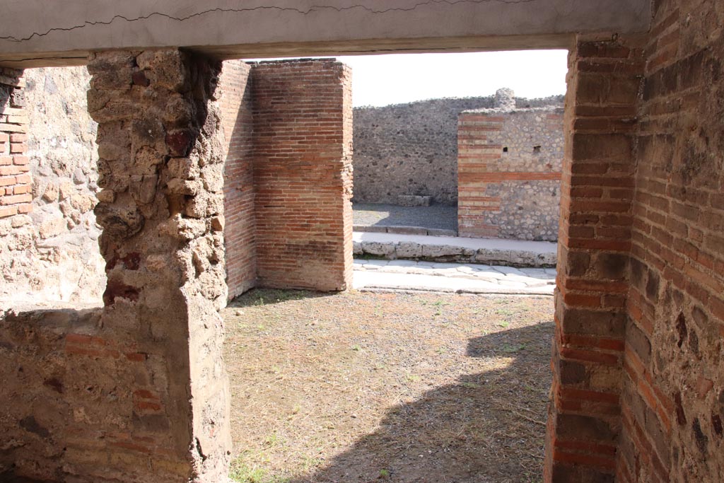V.1.2 Pompeii.  Shop.  December 2007.  North wall with kitchen and latrine on the left and room with window on the right.