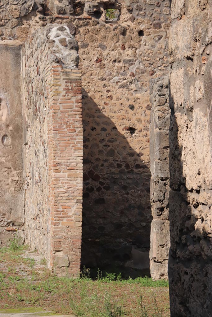 V.1.3 Pompeii. October 2023. 
Looking from entrance doorway towards doorway on east side of tablinum. 
Photo courtesy of Klaus Heese.

