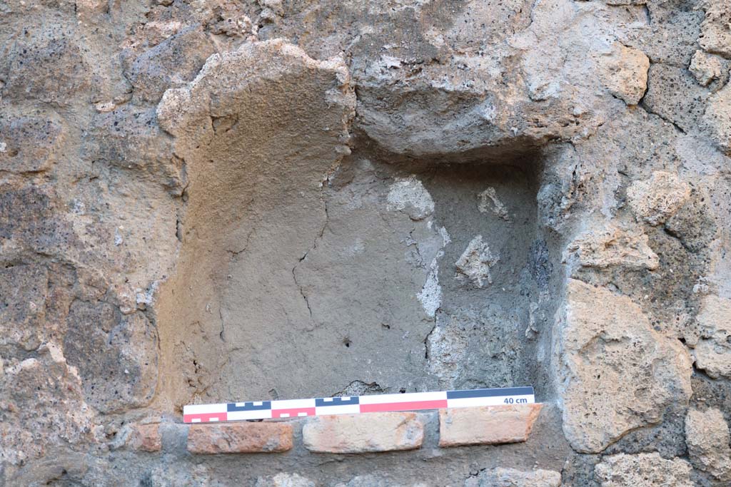 V.1.5 Pompeii. December 2018. North wall with detail of niche. Photo courtesy of Aude Durand.