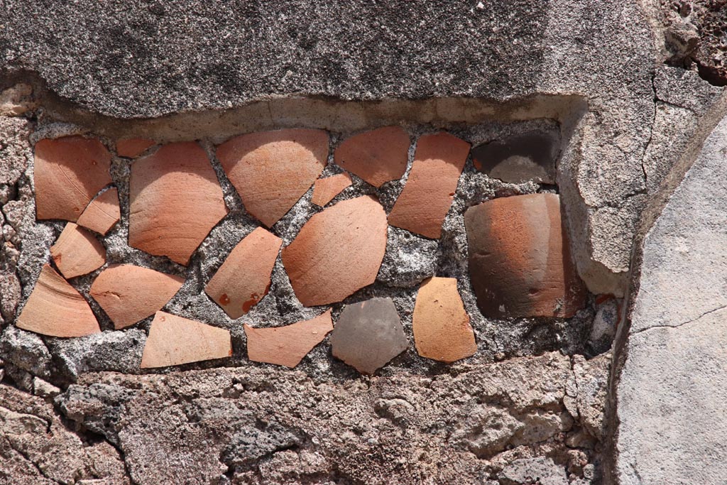 V.1.7 Pompeii. May 2024. East wall of atrium, detail from pilaster on right side of doorway to room 8. Photo courtesy of Klaus Heese.