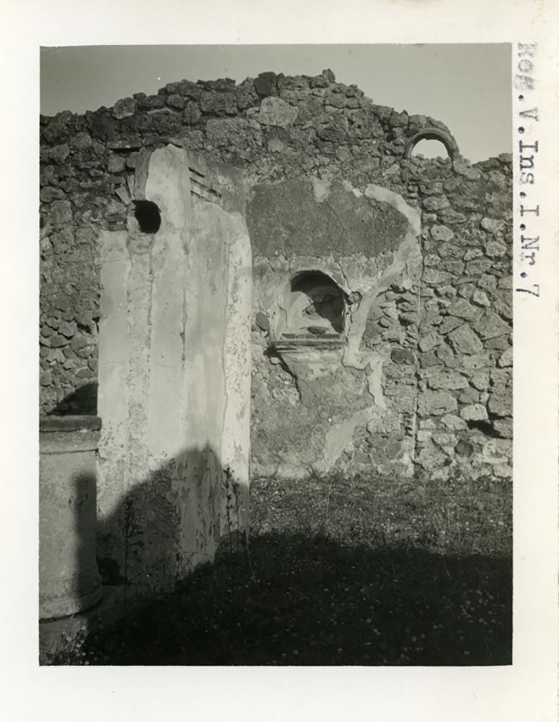 V.1.7 Pompeii. Pre-1937-39. Looking towards east side of peristyle.
Pre-1937-39. Photo courtesy of American Academy in Rome, Photographic Archive. Warsher collection no. 1583.
