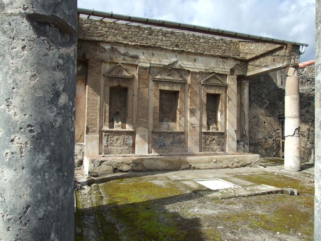 V.1.7 Pompeii. March 2009. Room 17, peristyle.