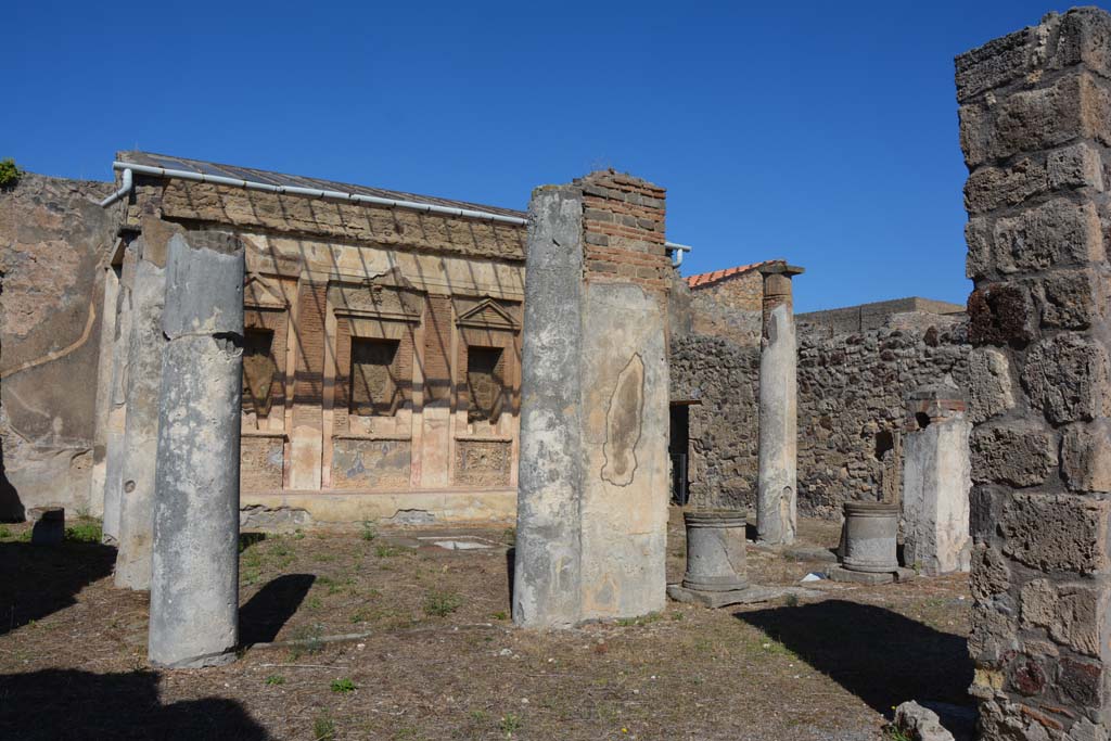V.1.7 Pompeii. October 2019. Room 17, looking north towards peristyle.
Foto Annette Haug, ERC Grant 681269 DÉCOR.

