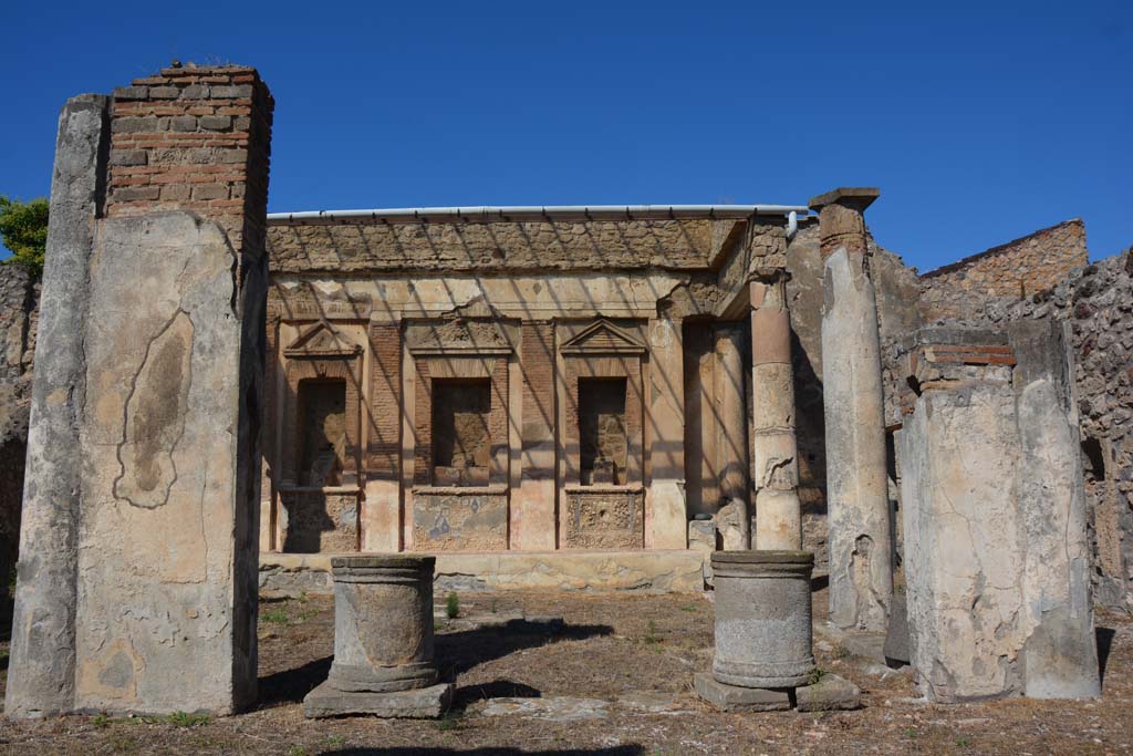 V.1.7 Pompeii. October 2019. Room 17, peristyle, looking north.
Foto Annette Haug, ERC Grant 681269 DÉCOR.

