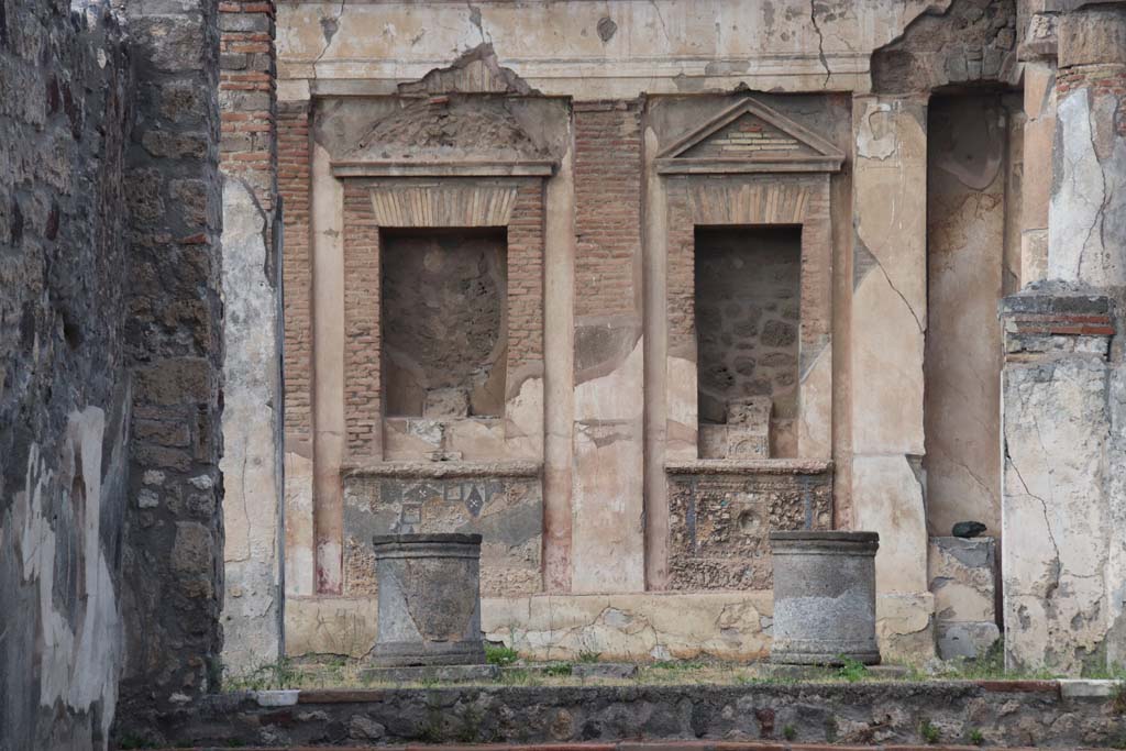 V.I.7 Pompeii. September 2017. Room 17, detail of north side of peristyle, across tablinum from entrance corridor.
Photo courtesy of Klaus Heese.
