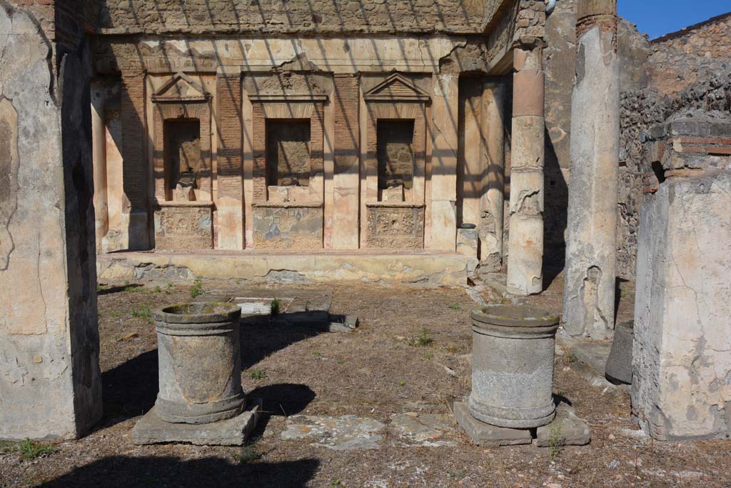 V.1.7 Pompeii. October 2019. Room 17, looking north to puteals on peristyle.
Foto Annette Haug, ERC Grant 681269 DÉCOR.


