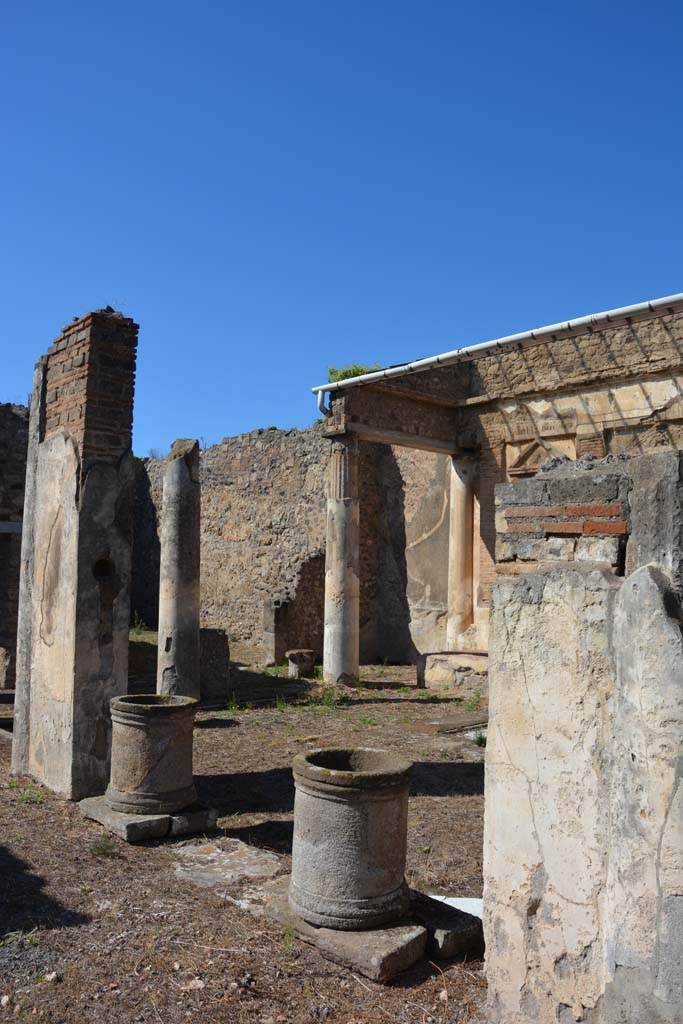 V.1.7 Pompeii. October 2019. Room 17, looking north-west across peristyle area.
Foto Annette Haug, ERC Grant 681269 DÉCOR.
