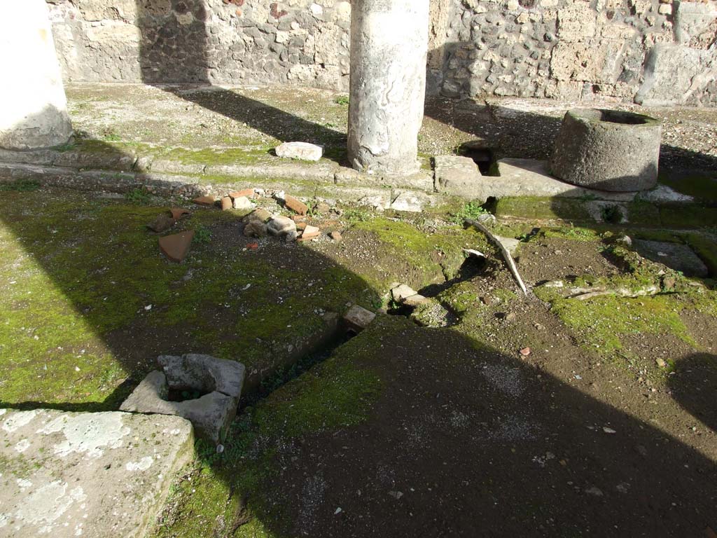 V.1.7 Pompeii. December 2007. Room 17, peristyle. Drainage channels.