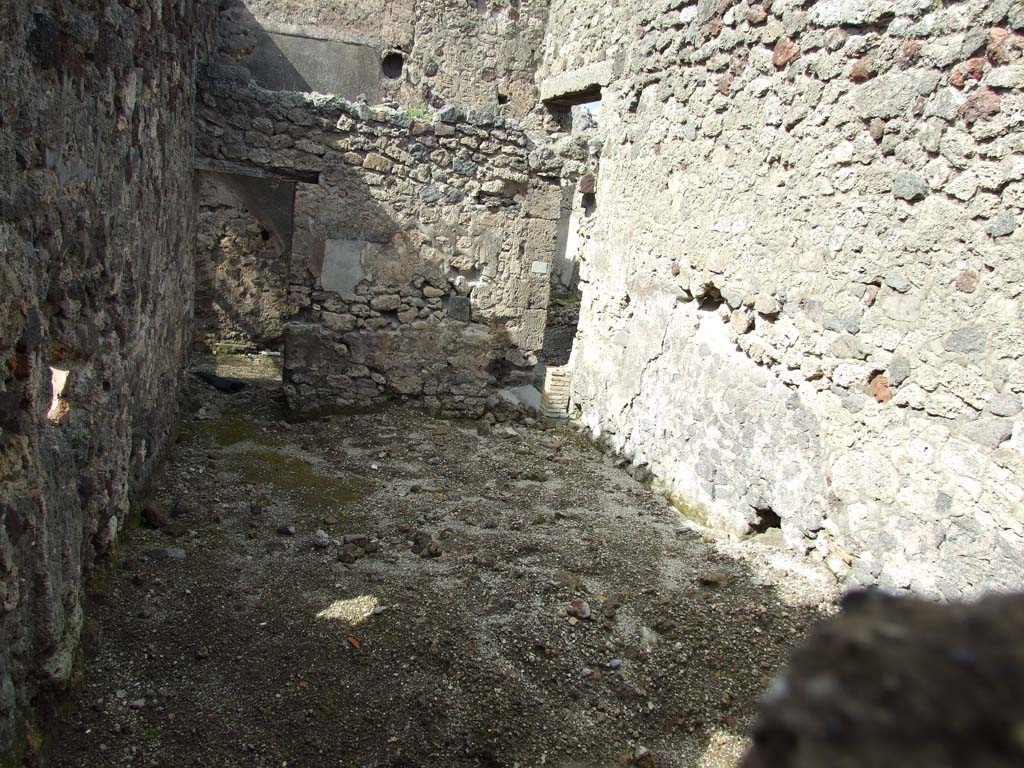 V.1.7 Pompeii. March 2009. Room 25, caldarium. Looking south along west wall, from doorway in room 22.