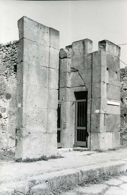 V.1.7 Pompeii. 1975. House of the Bull, tufa façade.  Photo courtesy of Anne Laidlaw.
American Academy in Rome, Photographic Archive. Laidlaw collection _P_75_4_2.

