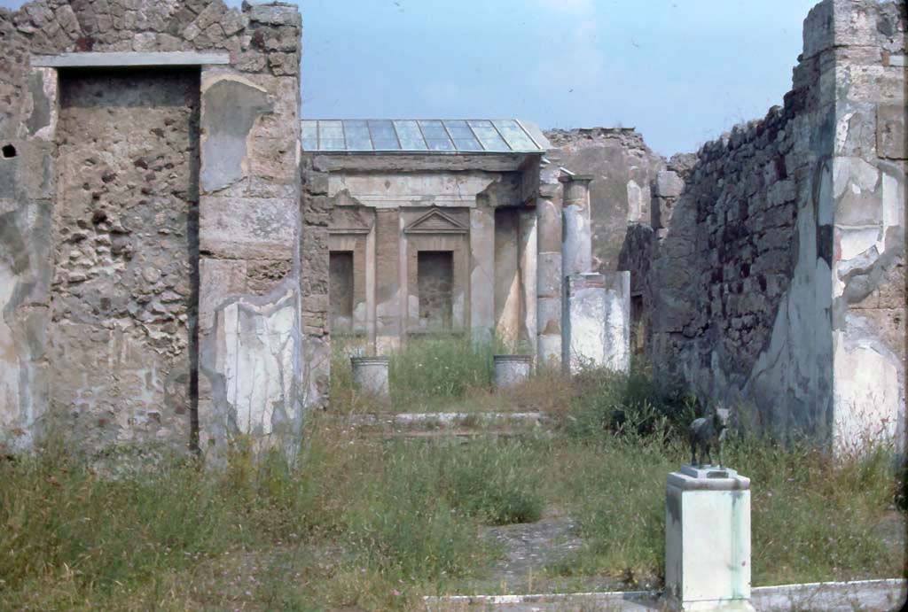 V.1.7 Pompeii. October 2020. Room 1, atrium. Pedestal on marble impluvium. Photo courtesy of Klaus Heese.


