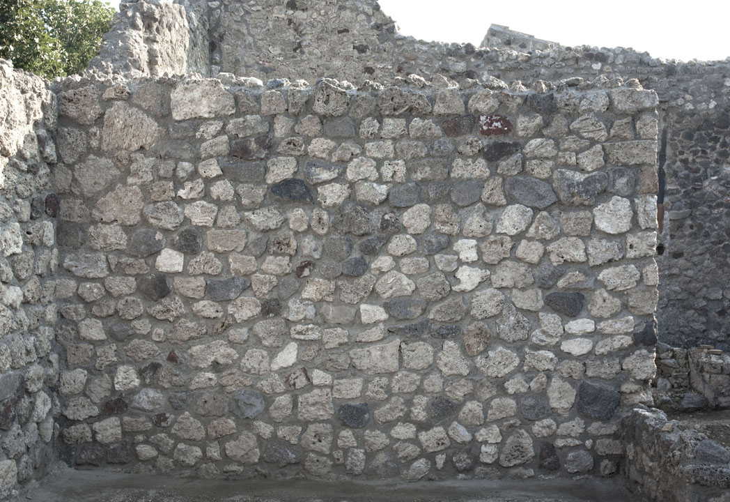 V.1.15 Pompeii. Post 2008. East wall of room “g”. Photo by Hans Thorwid.  
“The east wall after rebuilding in 2008. Not a single stone of the original wall is visible.” 
“The wall was completely rebuilt in 2008. The filled-in window was not included in the reconstruction.”
Photo and words courtesy of the Swedish Pompeii Project.
