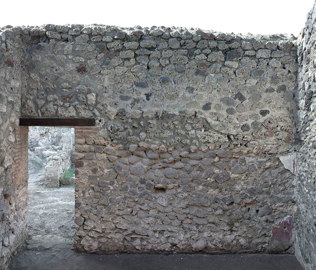 V.1.15 Pompeii. 2012. Room “f”. Photo by Hans Thorwid. 
“North wall in 2012 after restoration.
Photograph of lower part and view out of door from 2006 merged with photograph of upper part from 2012.”
Photo and words courtesy of the Swedish Pompeii Project.
